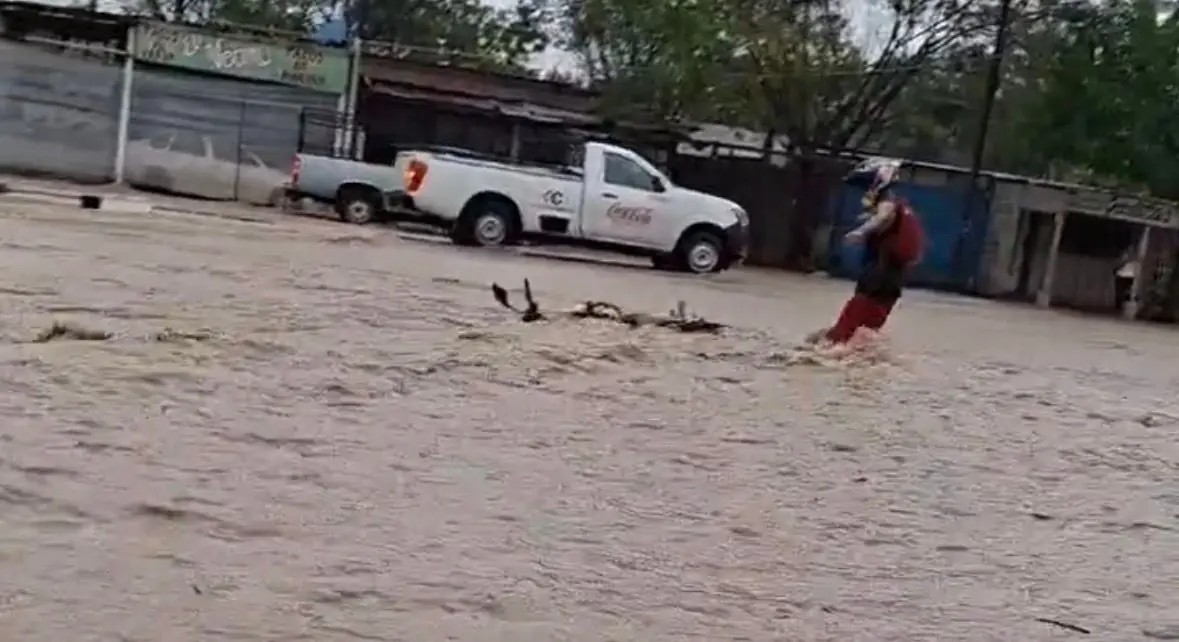 Fuertes lluvias en el área metropolitana generaron peligrosas corrientes de agua, afectando la movilidad de motociclistas y vehículos.