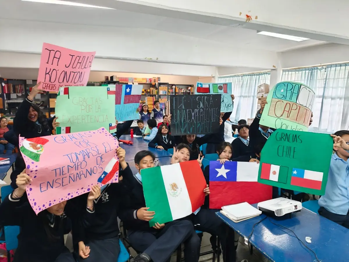 Estudiantes de varios países conocen la histórica base y su labor en la Antártica.