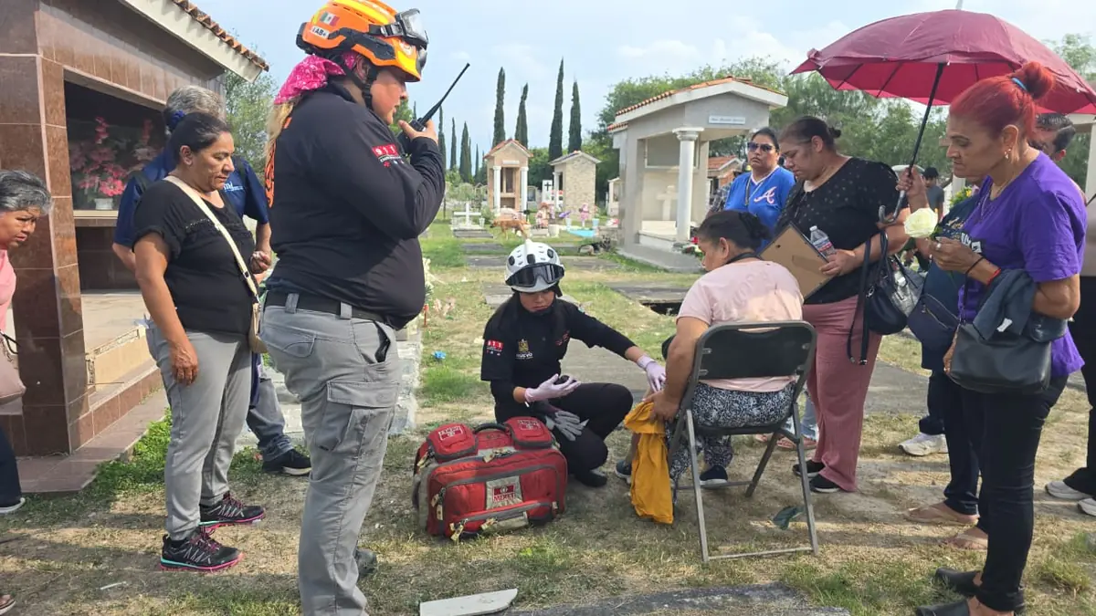 Una mujer sufrió una caída en el Panteón Jardines del Recuerdo, donde recibió atención de Protección Civil.