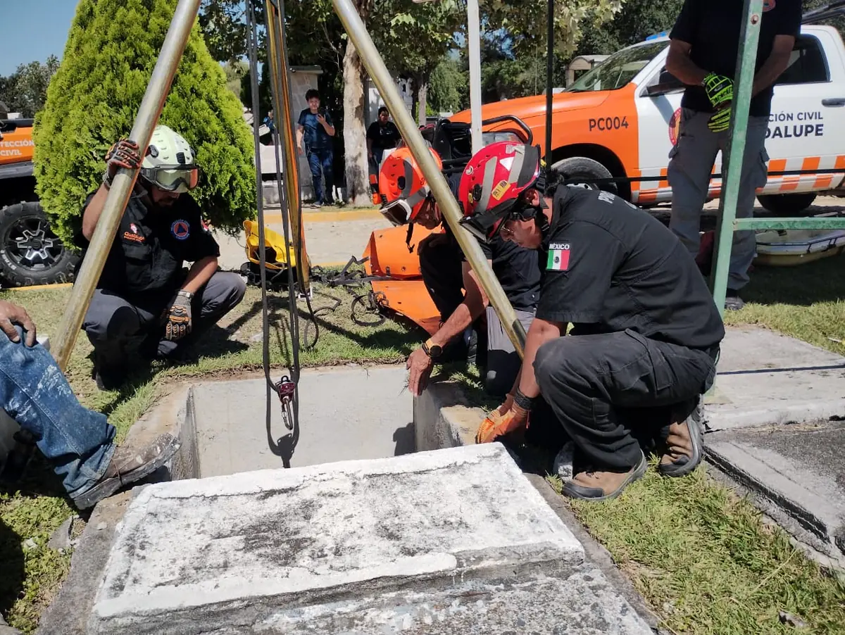 La mujer fue rescatada y atendida tras caer en una tumba durante actividades familiares.