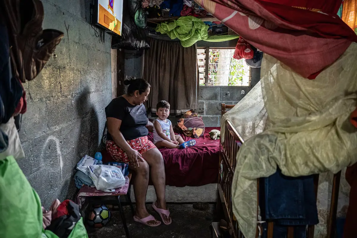 La carga emocional y económica recae sobre abuelas y madres de los detenidos.