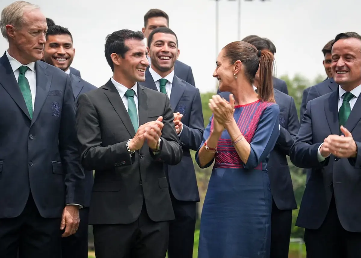 La presidenta Claudia Sheinbaum entrega la Bandera Nacional a los jugadores en una ceremonia significativa para el deporte.