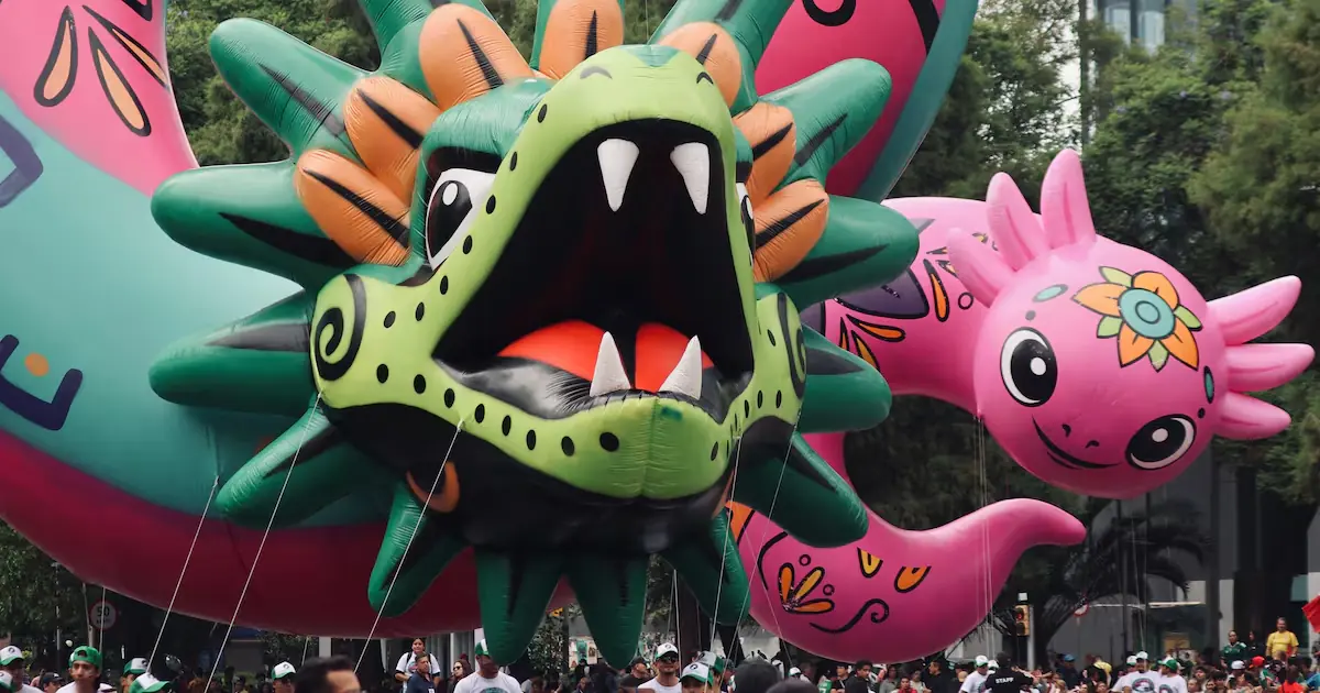 El Gran Desfile Mundialista en la Ciudad de México destaca tradiciones y el legado futbolístico.