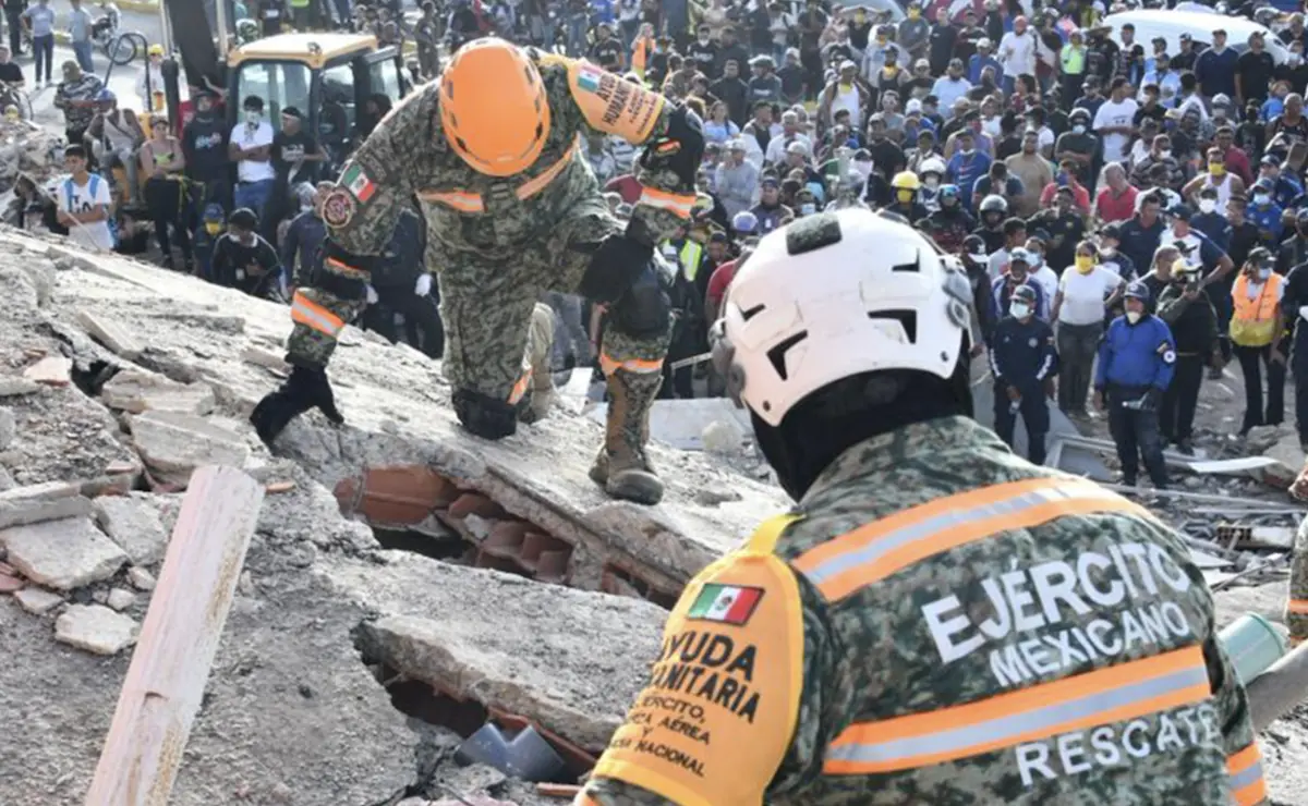 Personal militar y civil se despliega para apoyar a las víctimas en La Guaira.