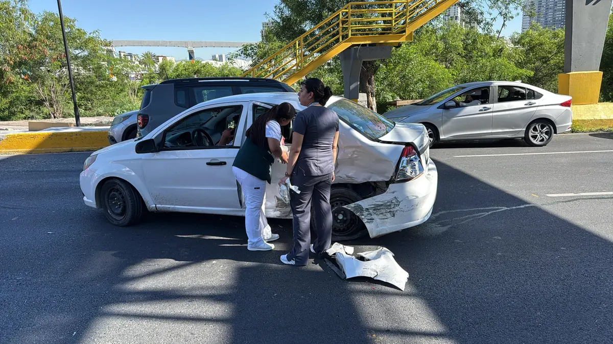 Una ambulancia detiene su marcha para ayudar a víctimas de un accidente.