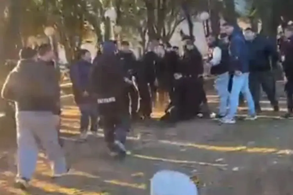 Un agente resultó gravemente herido tras una violenta gresca en un partido de fútbol en Carcarañá.