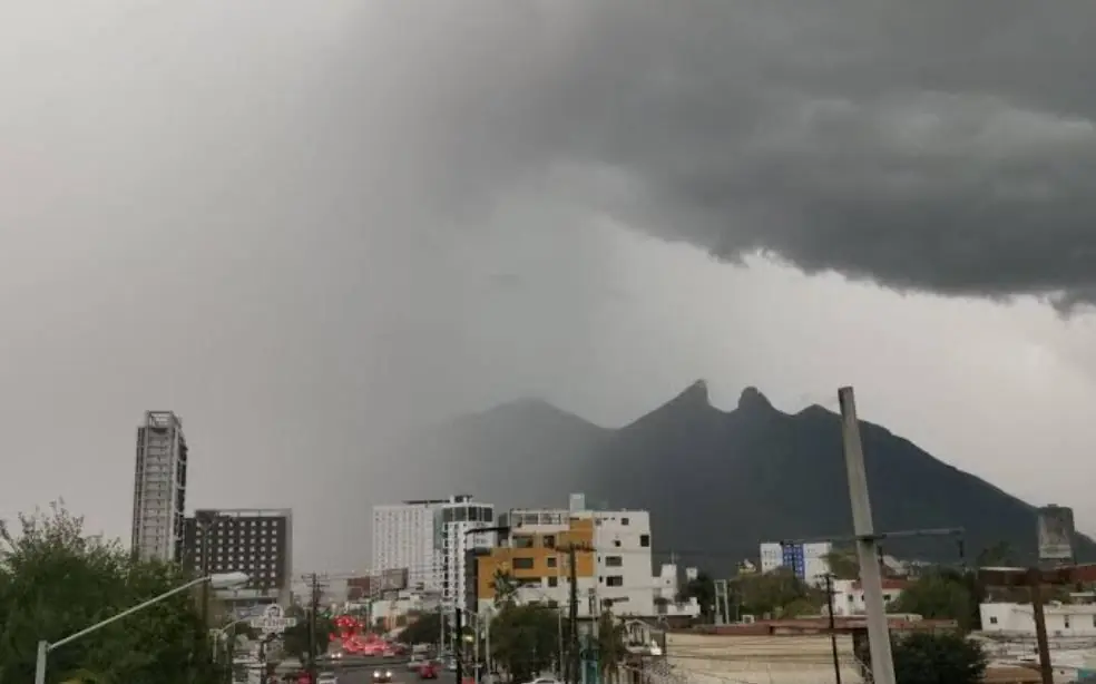 Protección Civil advierte sobre chubascos con tormentas eléctricas en Nuevo León.
