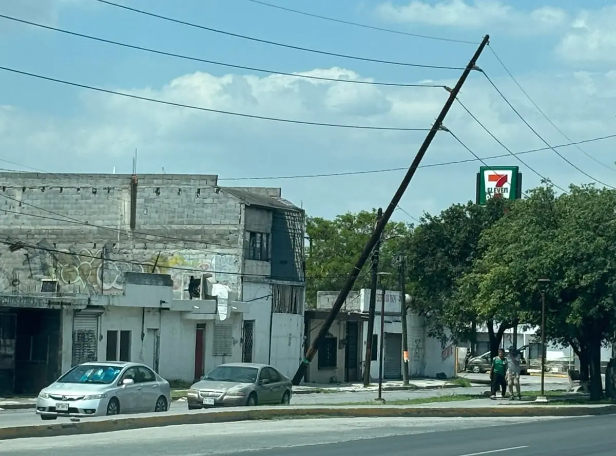 Vecinos alertan sobre la inclinación de postes eléctricos que podrían colapsar.
