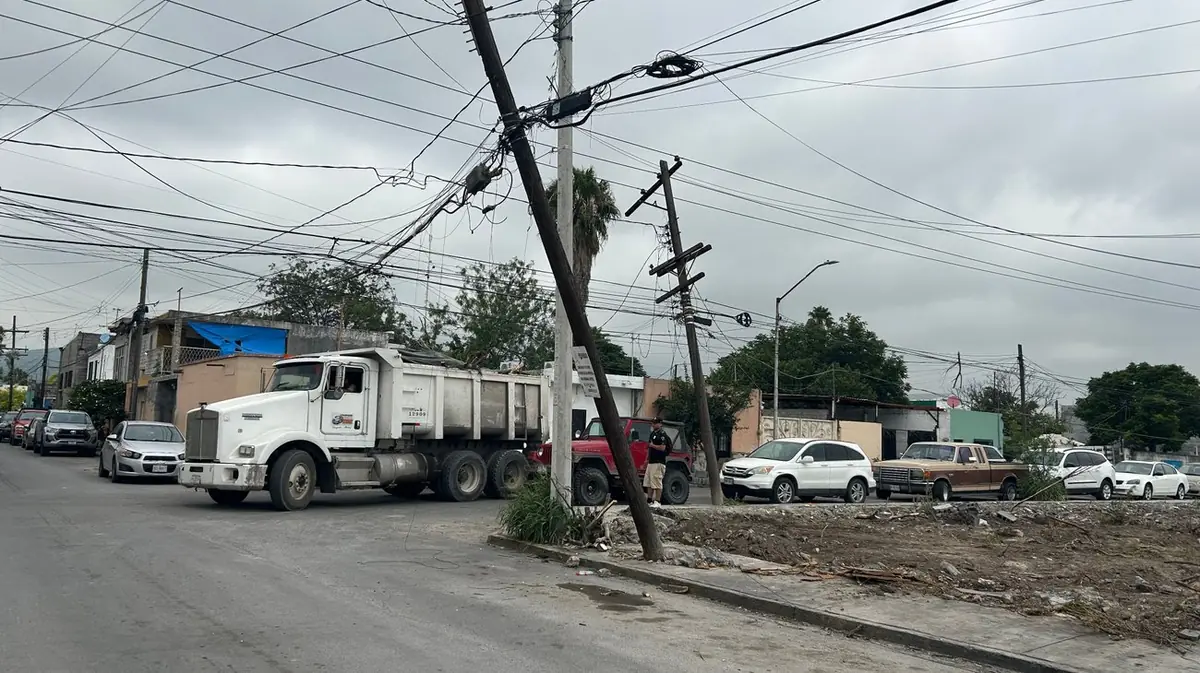 Residentes piden intervención urgente ante el riesgo que representan los postes en plena vía pública.