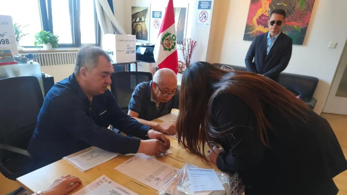 Las elecciones presidenciales inician su conteo con sufragios desde el extranjero.