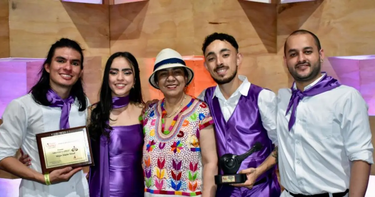 Los hermanos Serna Quintero destacan en el Festival Mono Núñez, representando a la música andina colombiana.