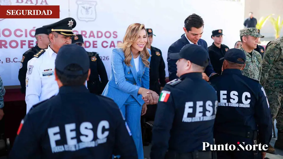 La gobernadora destaca la importancia del esfuerzo y la profesionalización en la seguridad pública.