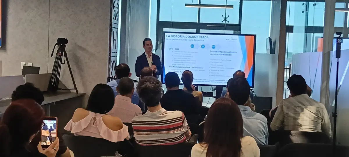 La empresa se compromete a mantener comunicación con sus clientes tras retomar el proyecto inmobiliario.
