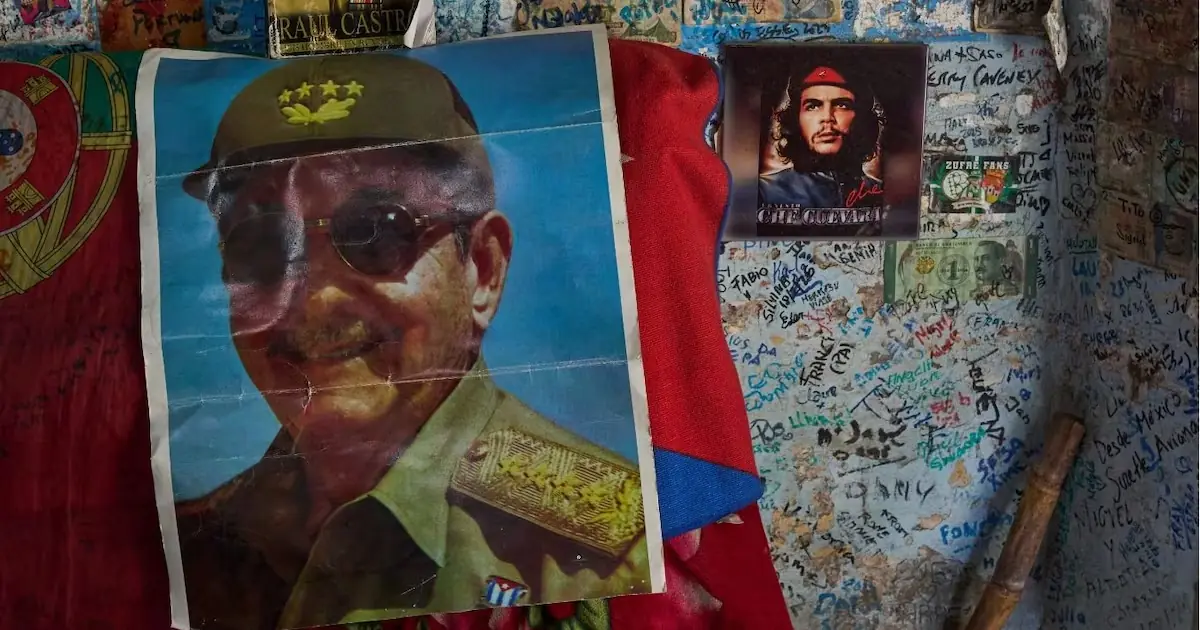Raúl Castro fue visto en una ceremonia militar en La Habana, tras ser acusado por el derribo de avionetas civiles en 1996.