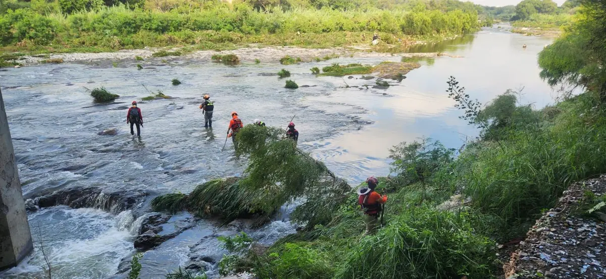 Protección Civil coordina esfuerzos para localizar a la mujer desaparecida tras el incidente en el río Santa Catarina.