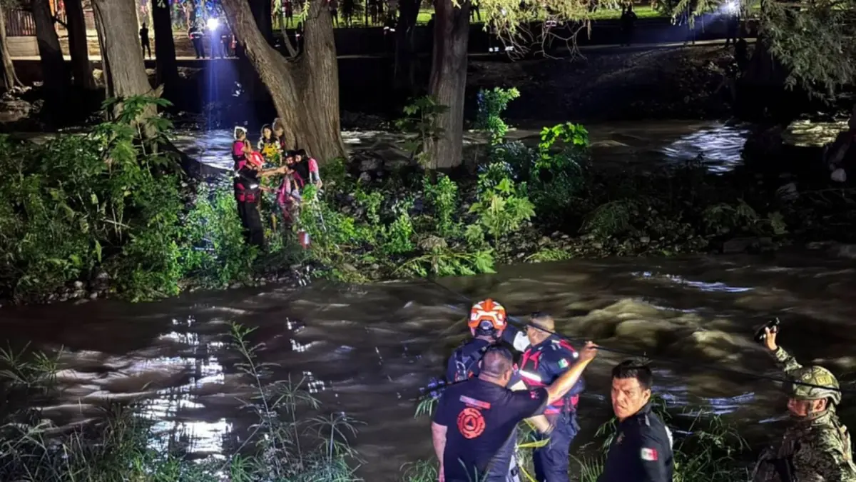 Un operativo ágil salvó a la familia tras un aumento súbito de la corriente en Guadalupe, Nuevo León.