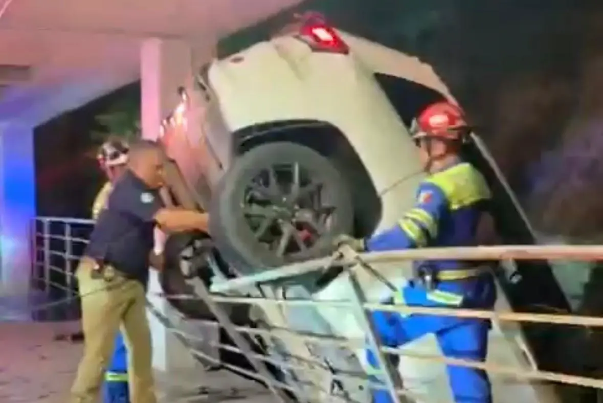 Un joven resultó con lesiones menores tras un dramático accidente en un estacionamiento de San Pedro.