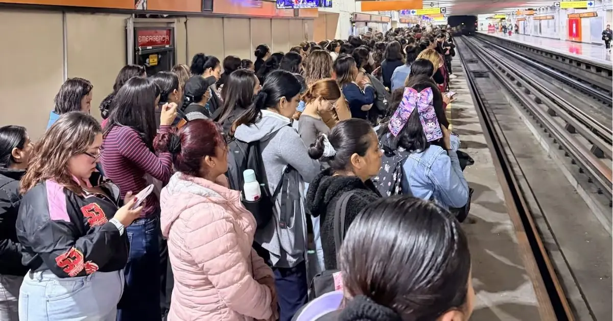 La saturación y los retrasos en el Metro afectan a miles de usuarios en una mañana complicada.