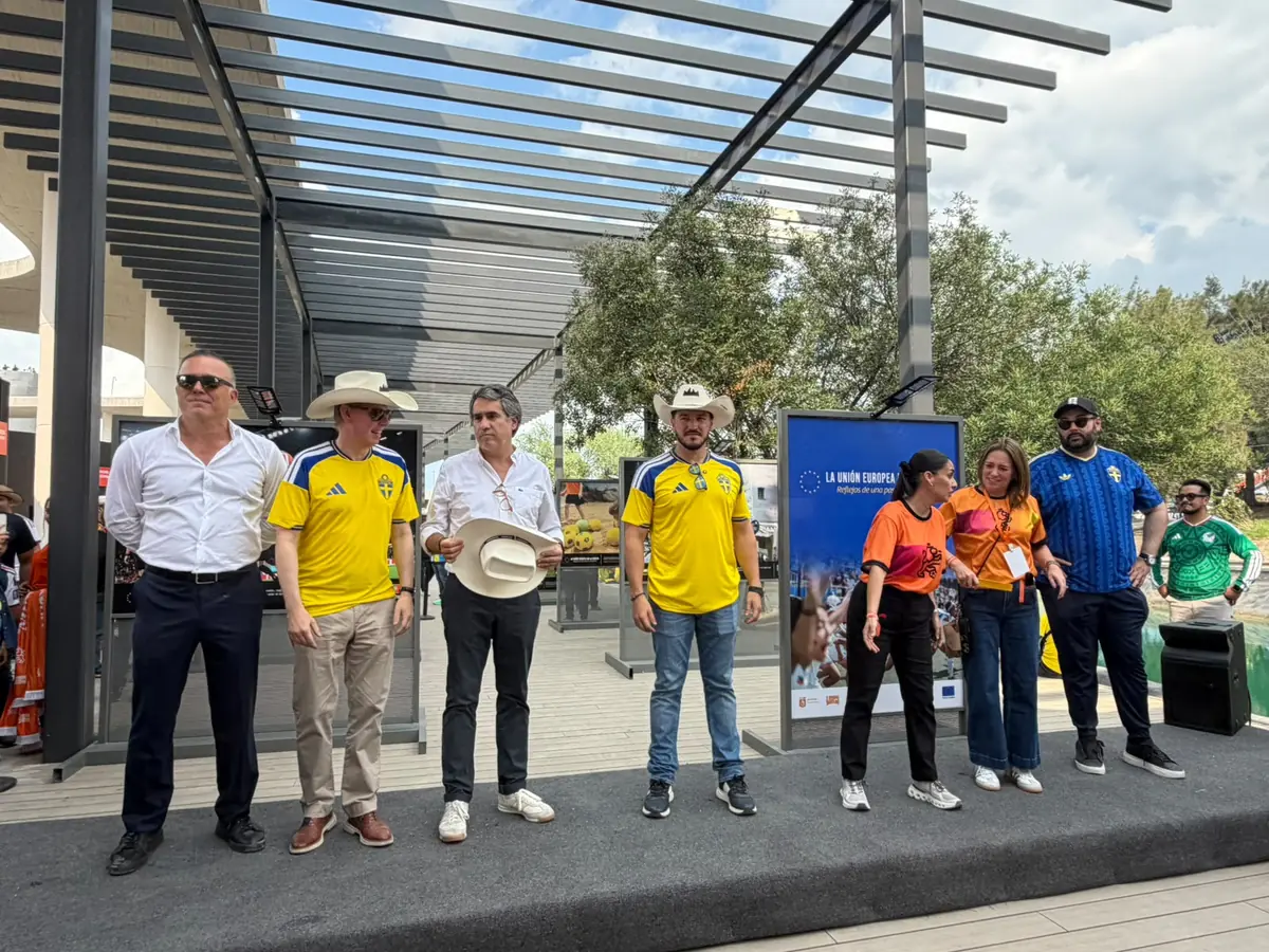 El gobernador se une a la afición previo al partido Suecia vs. Túnez en Monterrey.