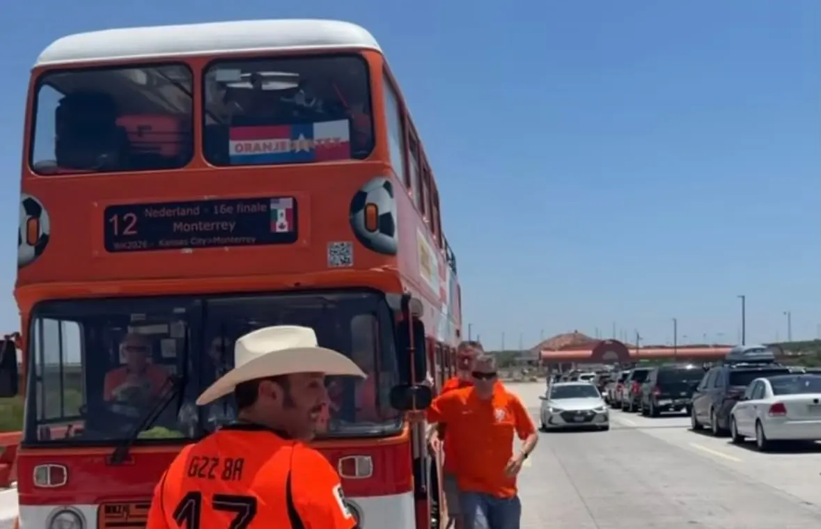 Aficionados neerlandeses llegan a Nuevo León para el Mundial de Fútbol.