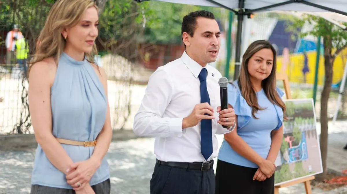 La comunidad se une para transformar el área de juegos en una escuela local, mejorando la calidad educativa.