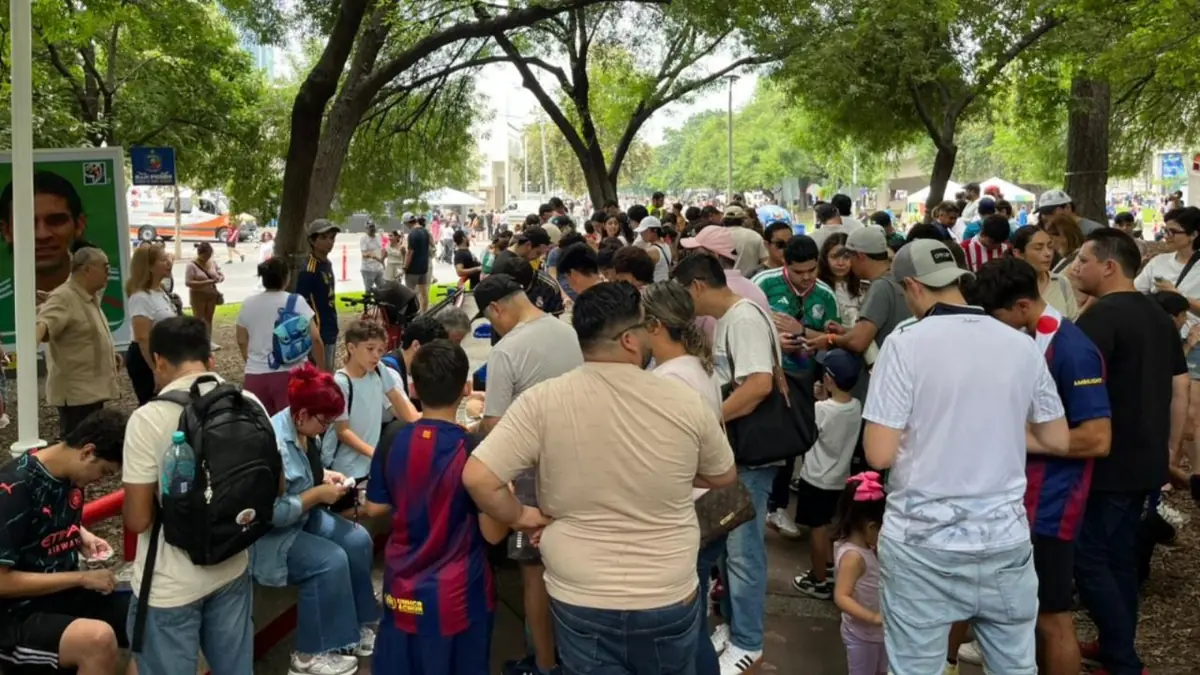 Cientos de aficionados celebran el inicio del intercambio de estampas del álbum mundialista.