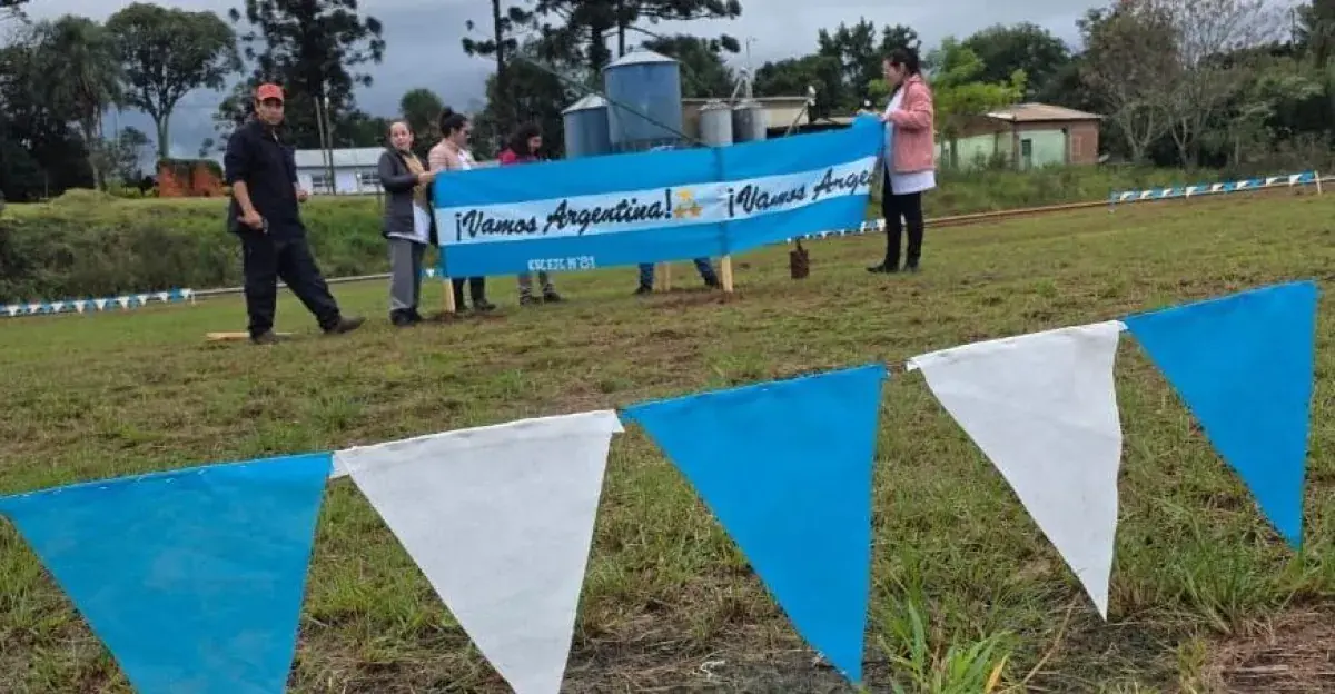 La comunidad escolar embelleció un cruce vial en apoyo al equipo nacional y las tradiciones patrias.
