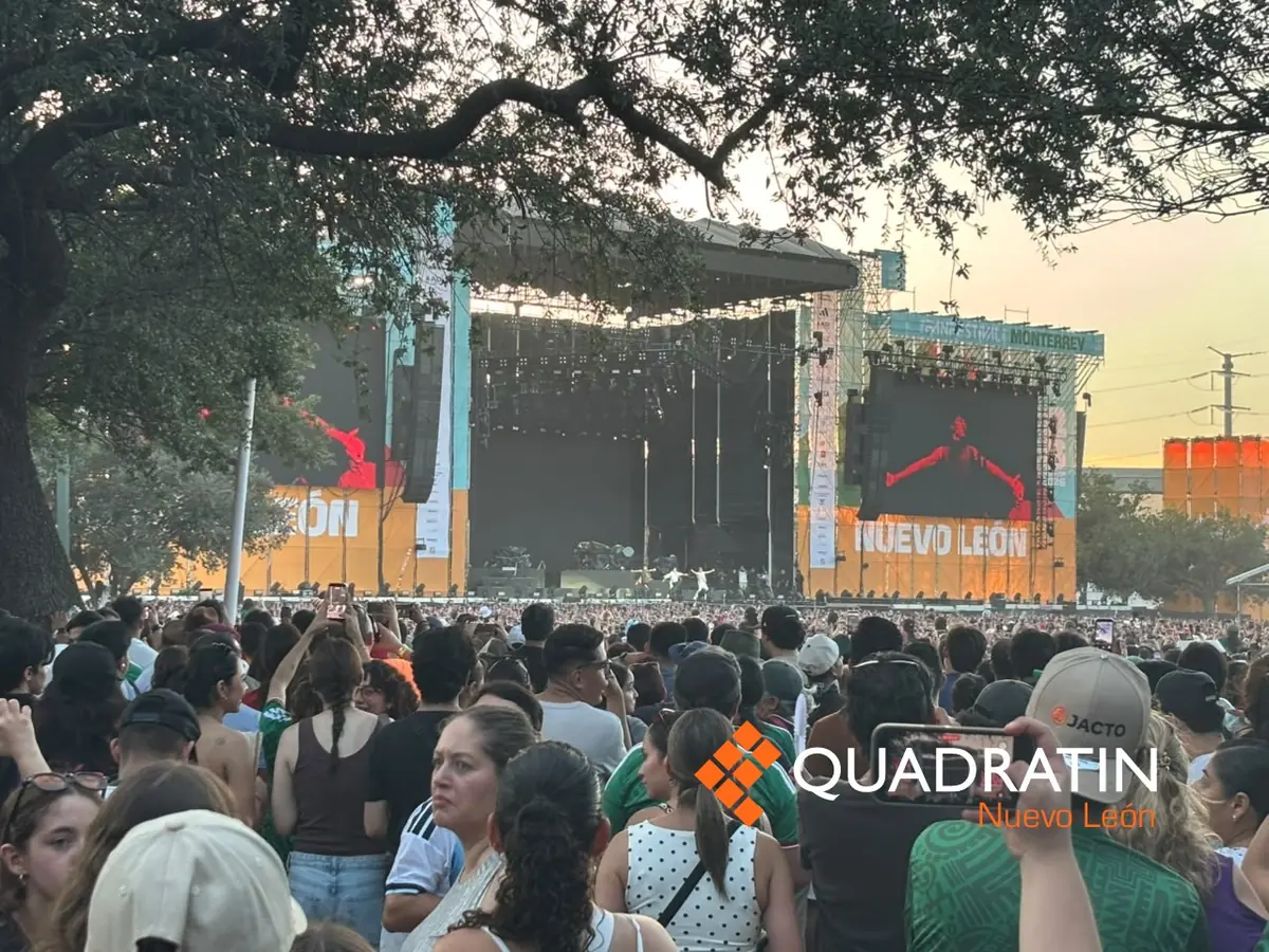 La agrupación se presentó ante cientos de fans en un ambiente festivo, consolidando su popularidad en la ciudad.