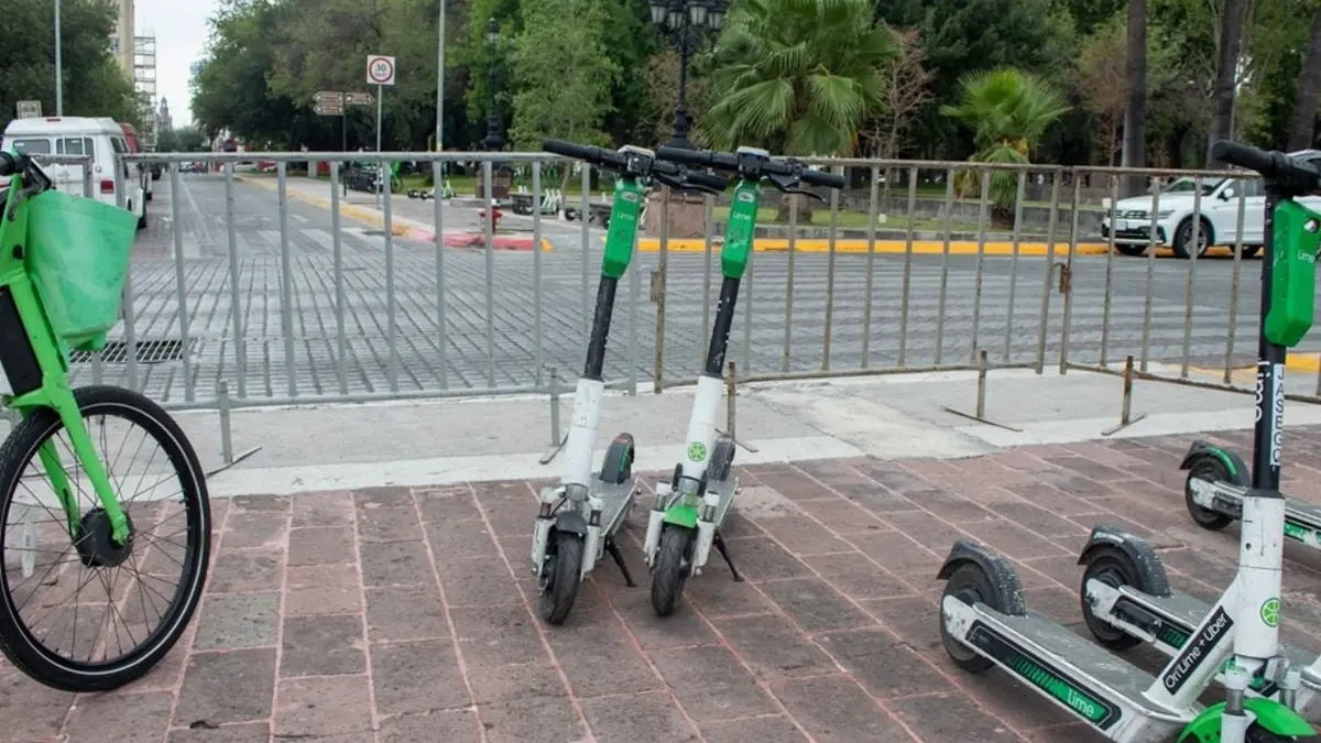 Los regiomontanos adoptan scooters eléctricos como solución ante el congestionado tráfico y el calor de la ciudad.