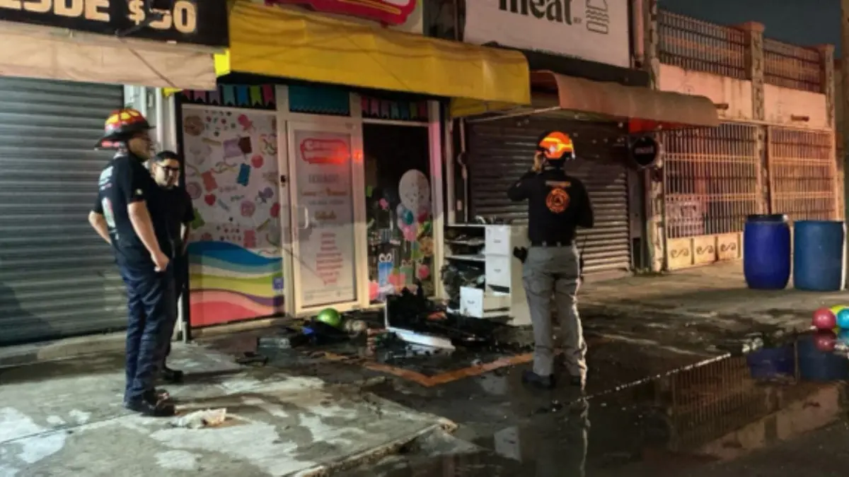 Un incendio en una papelería de la colonia Lindavista moviliza a cuerpos de emergencia sin causar heridos.