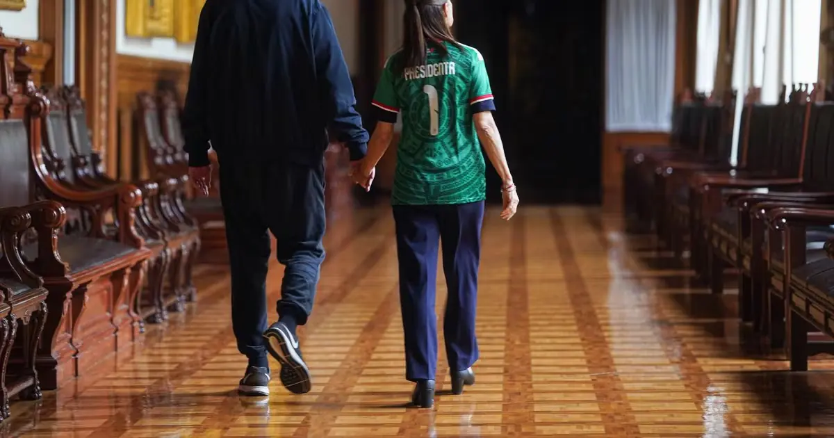 La presidenta sigue el partido de México contra Corea del Sur desde la sede presidencial con su familia.