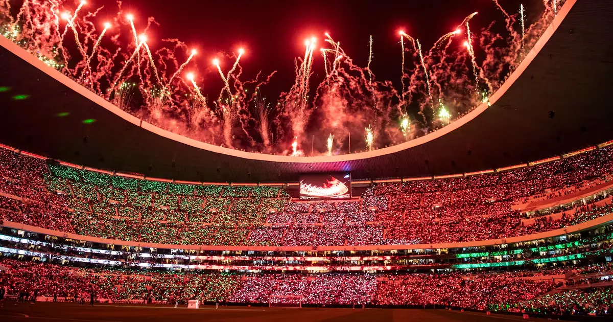 La FIFA presenta un espectáculo aéreo antes del partido inaugural, generando emoción en la capital mexicana.