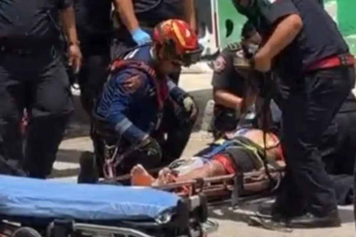Un trabajador resultó gravemente herido tras recibir una descarga mientras laboraba en una vivienda. Su estado es crítico.