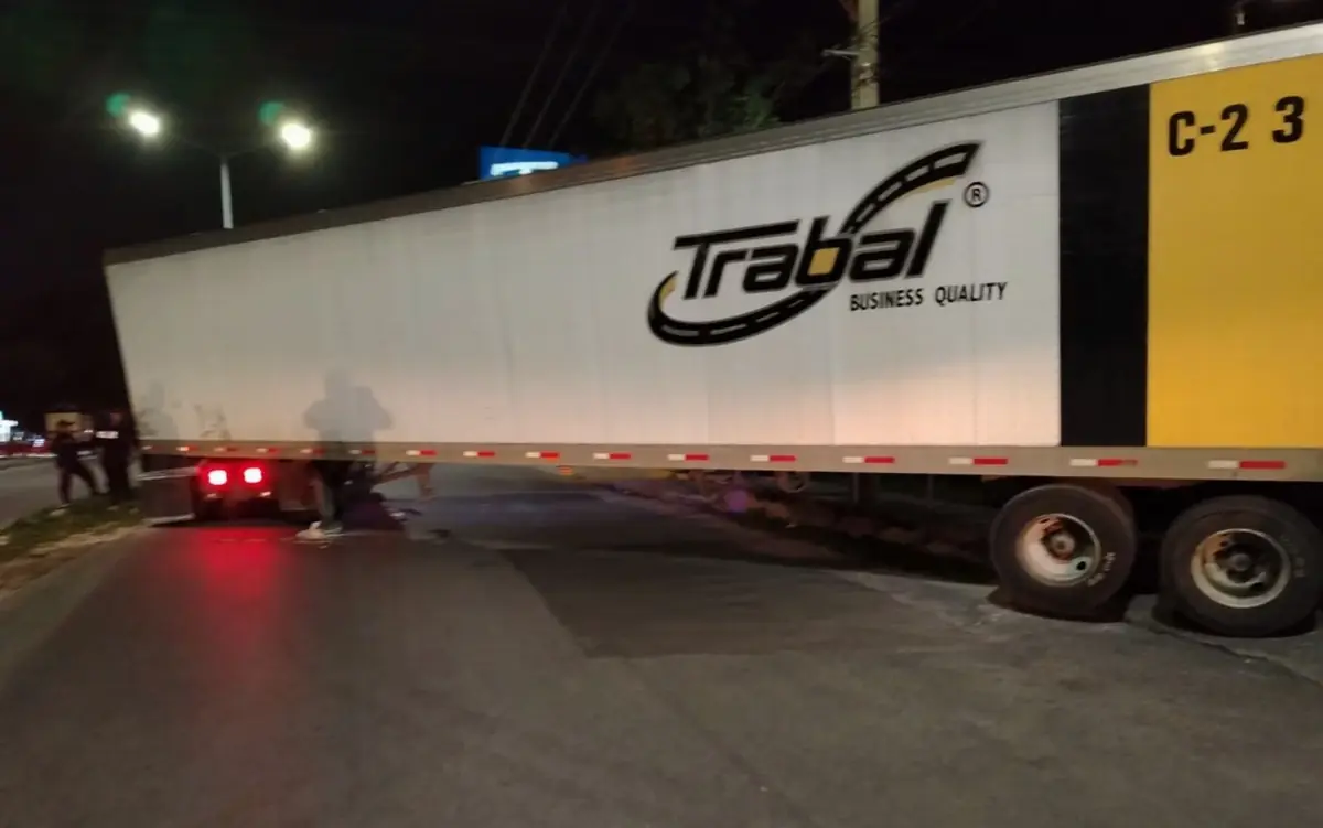 Un incidente vial genera risgos en la circulación vehicular y peatonal.