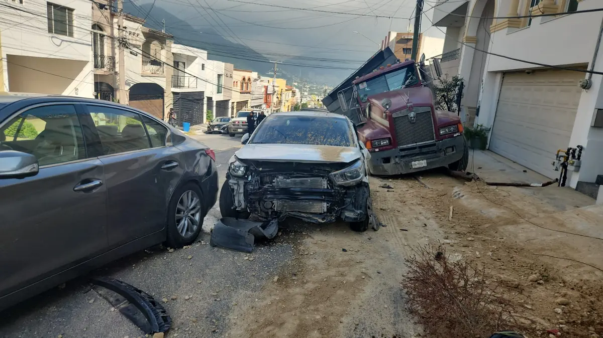 Un tractocamión en Monterrey chocó contra varios autos sin dejar heridos.