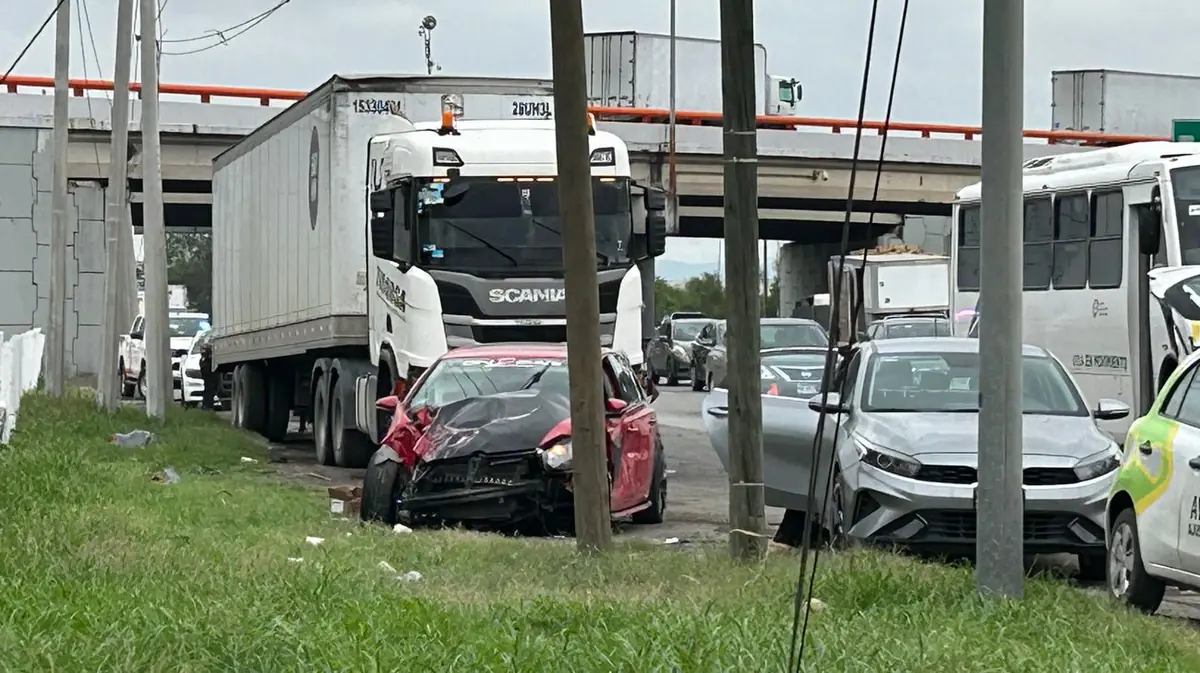 Un choque entre un tráiler y un automóvil genera severo congestionamiento en Apodaca.