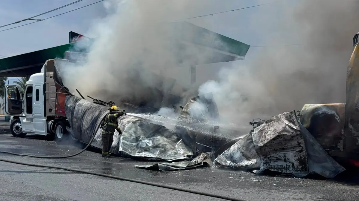 El incidente dejó daños materiales y congestión vehicular significativa en la zona.