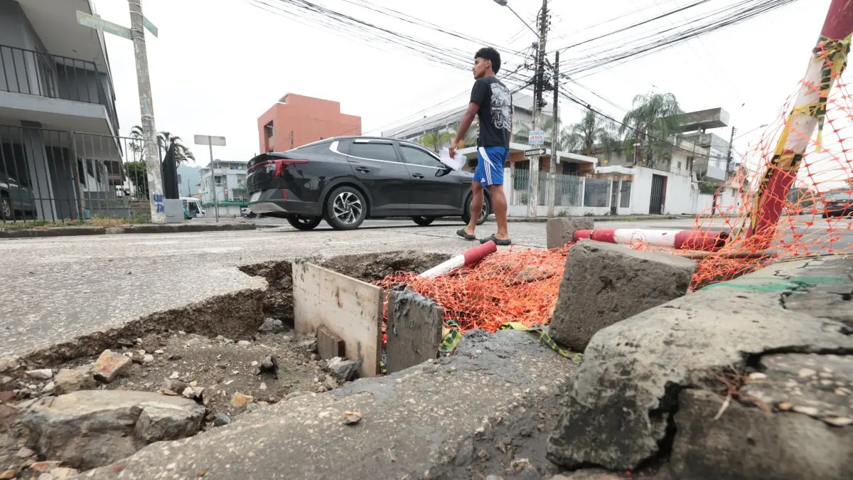 Vecinos de Urdesa se quejan por obras que obstruyen alcantarillas, causando inundaciones recurrentes.