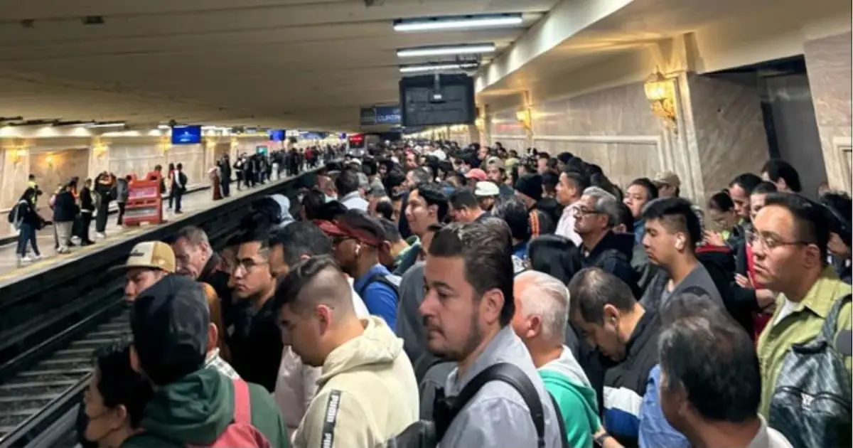 Este viernes, pasajeros del Sistema de Transporte Colectivo reportaron largas esperas y estaciones saturadas, generando múltiples quejas.