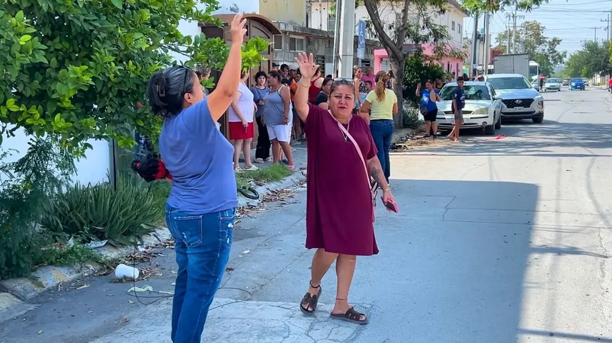 Habitantes claman por solución tras cinco días sin energía eléctrica en su colonia.
