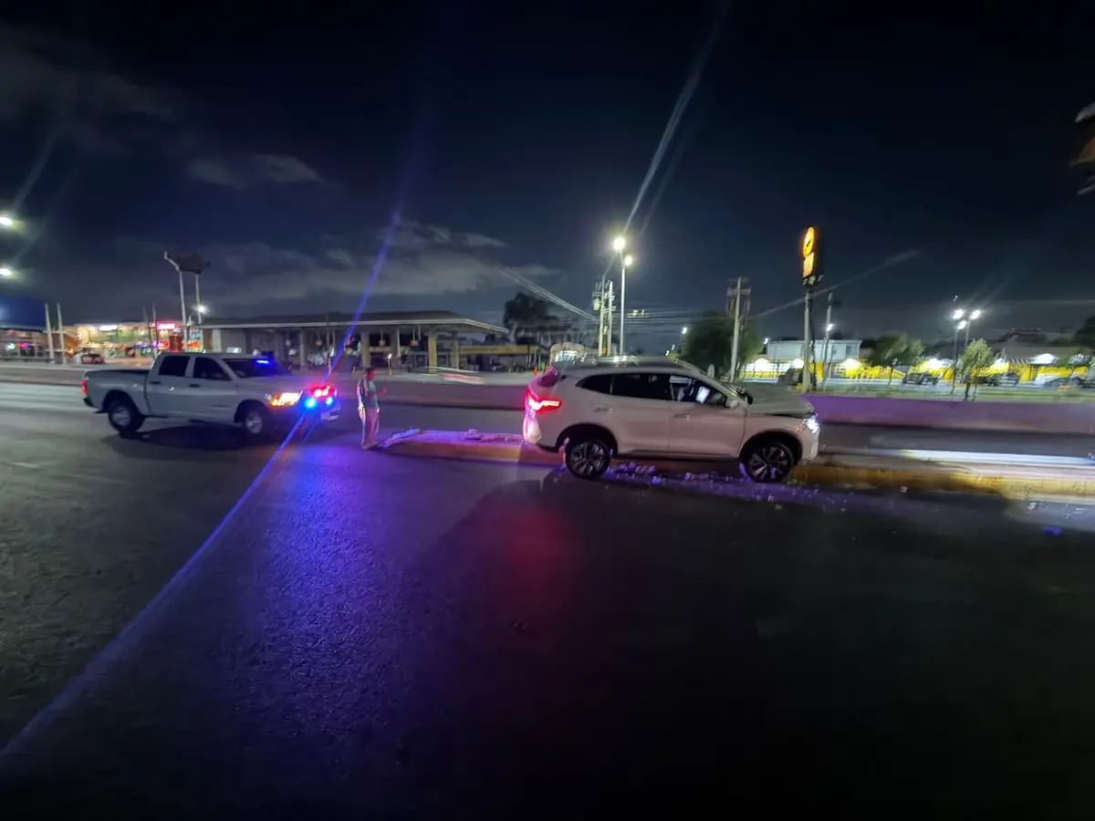 Un accidente dejó un coche dañado y generó atención de las autoridades locales.