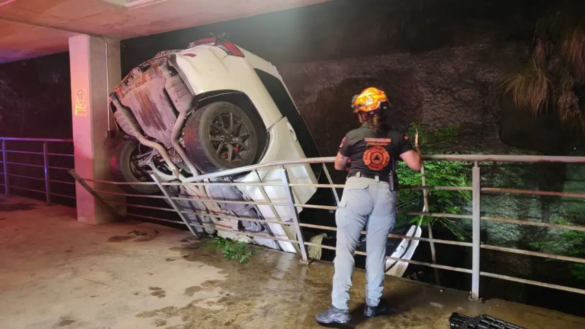 Un accidente en un estacionamiento subterráneo dejó un lesionado y movilizó a cuerpos de auxilio.