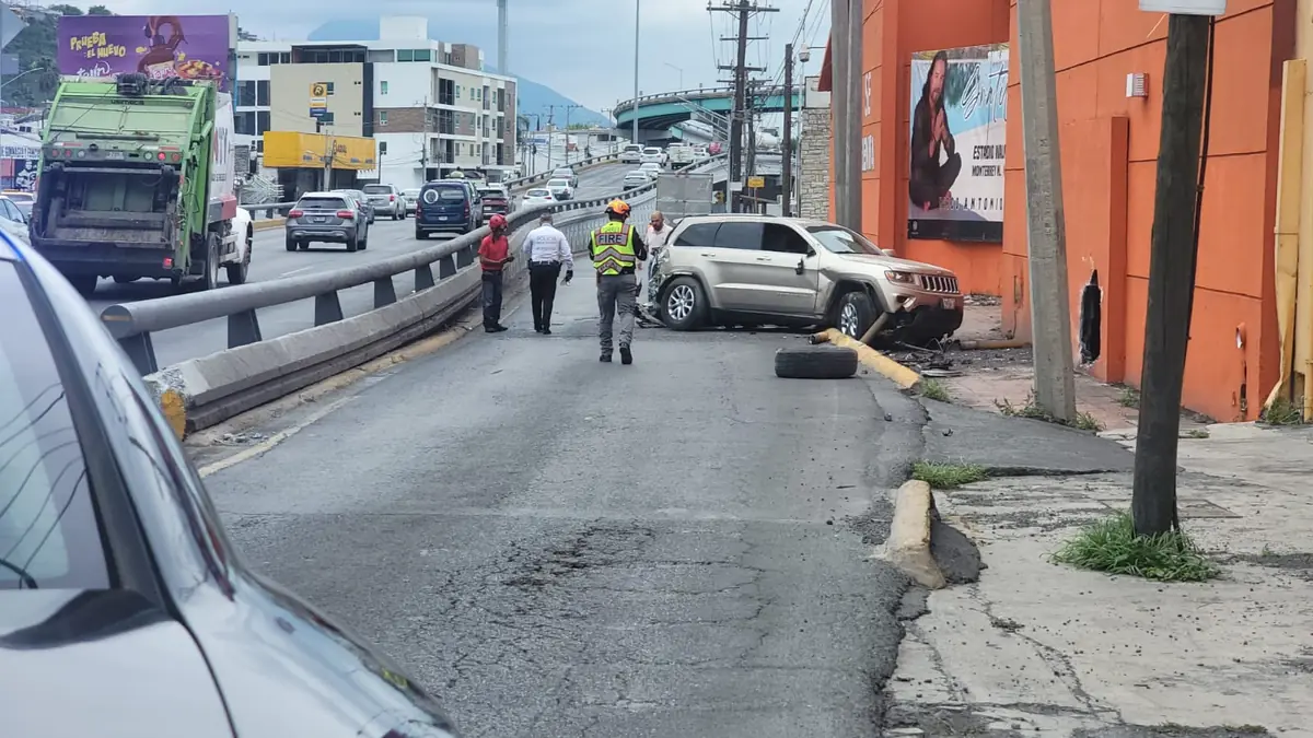Un conductor salió ileso tras perder el control de su camioneta en un accidente en la colonia La Condesa.