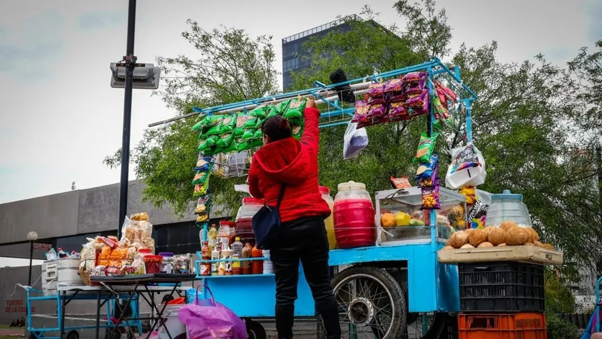La falta de permisos lleva a comerciantes a moverse constantemente para evitar sanciones.