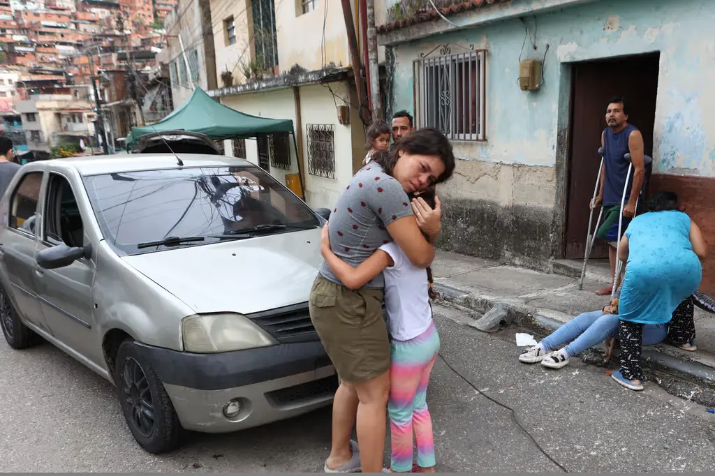 Dos terremotos de magnitudes 7.2 y 7.5 sacudieron Venezuela, dejando daños significativos y una emergencia nacional.