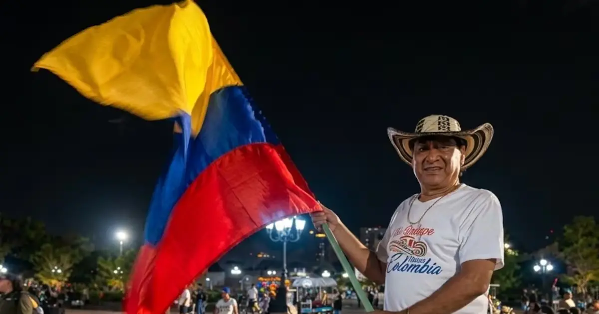 Aficionados de Colombia, Corea y otros países celebran la victoria sudamericana en la Explanada de los Héroes.