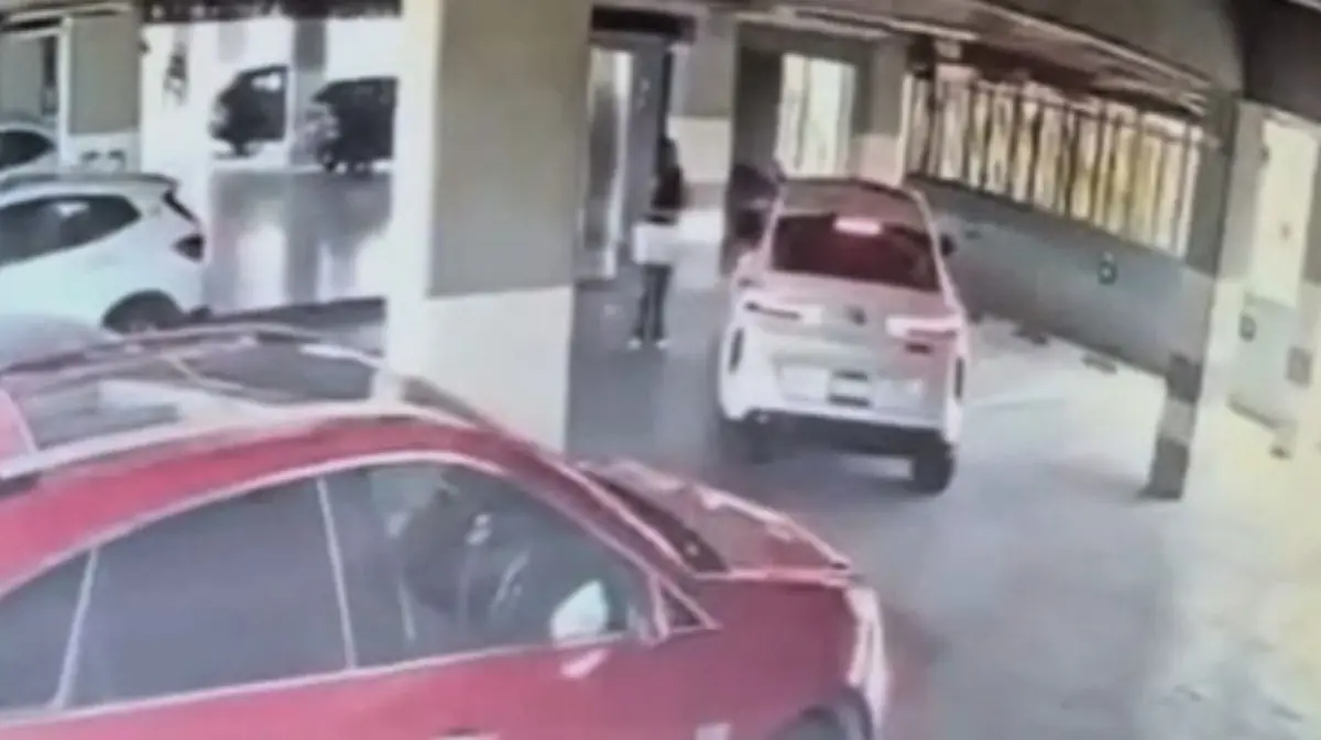 Un video de seguridad muestra el atropello de una mujer por su pareja, generando una nueva línea de investigación.