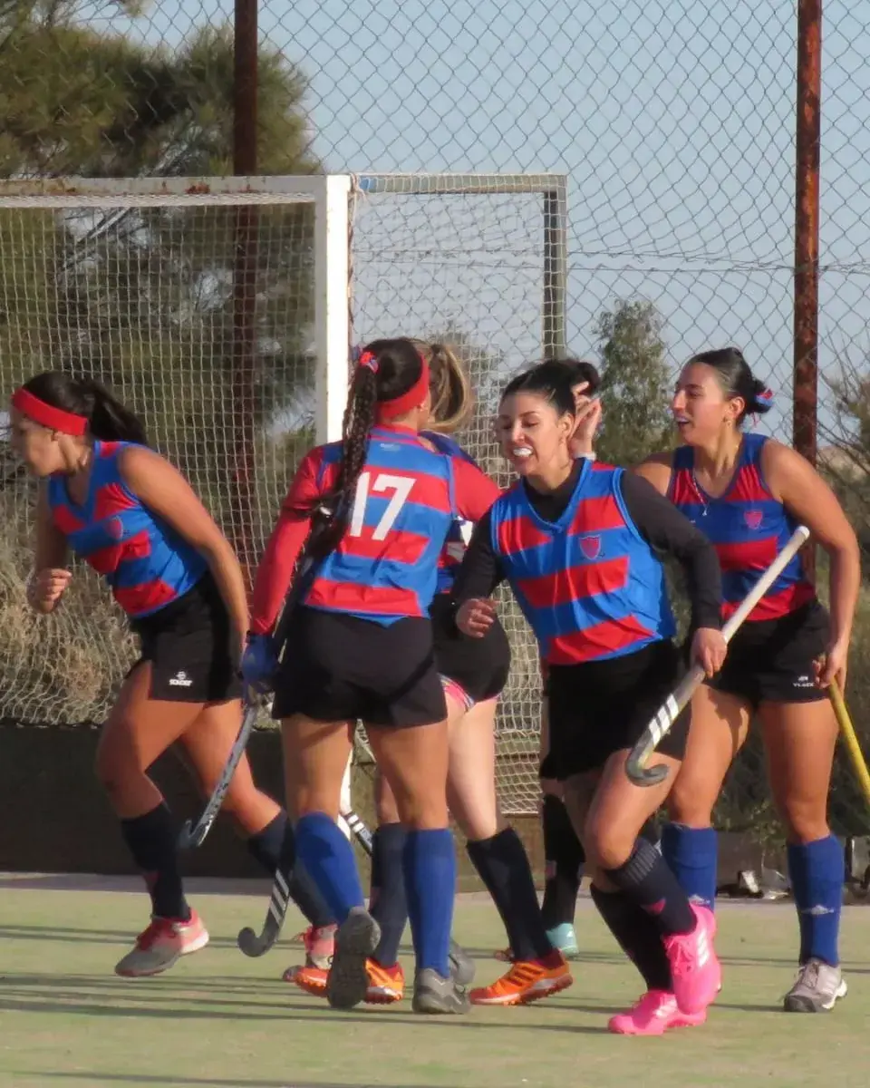 La tercera fecha en la Comarca Viedma-Patagones mostró intensos partidos en diversas categorías de hockey.