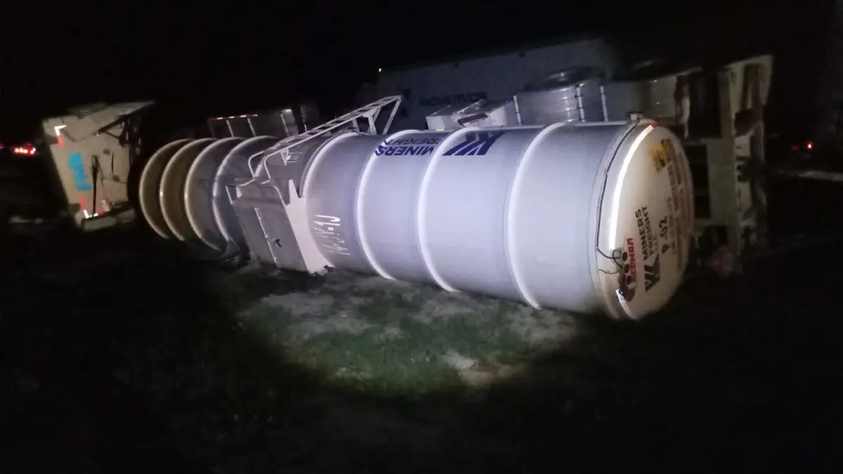 Un accidente genera fuga de combustible y desplega cuerpos de emergencia en Galeana, Nuevo León.