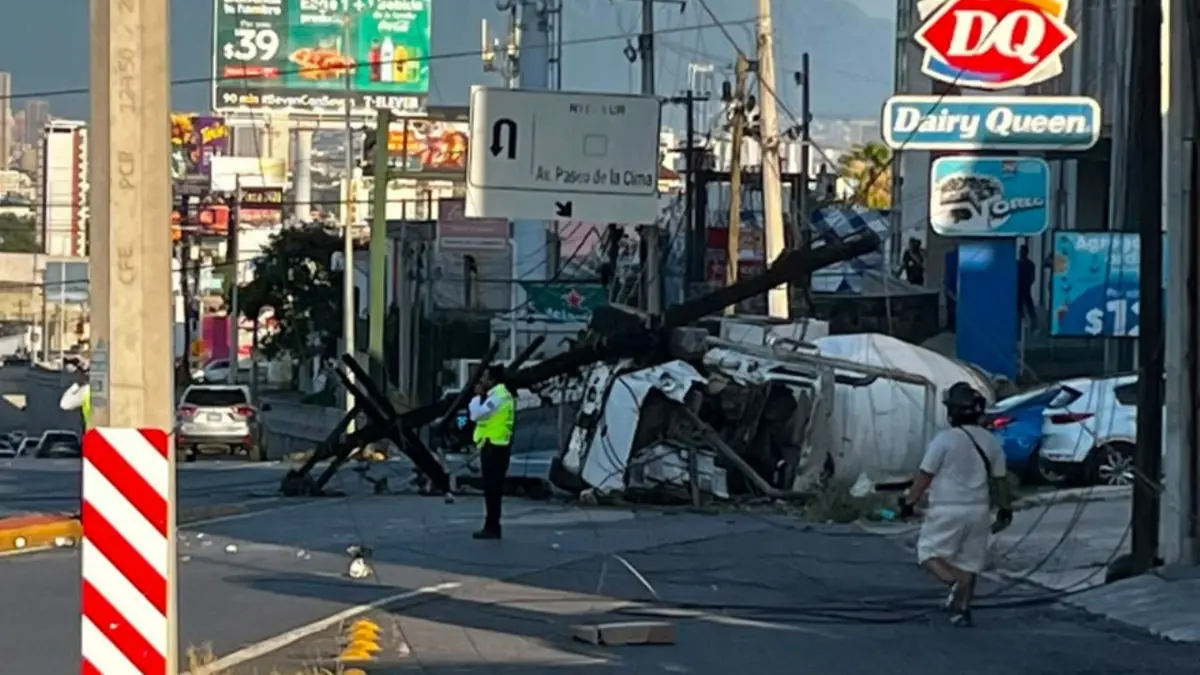 Un camión quedó volcado y su operador resultó herido tras una falla mecánica.